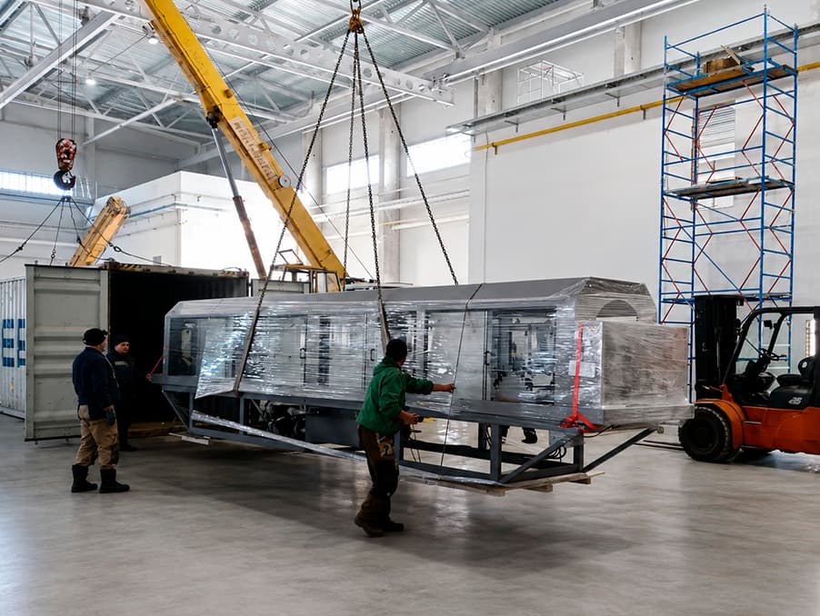 Interplast контролирует упаковку, загрузку и крепление оборудования.